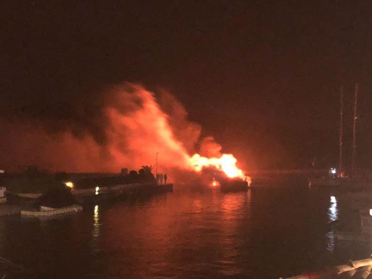 Alaçatı Marinada yangın: En az 6 yat yandı