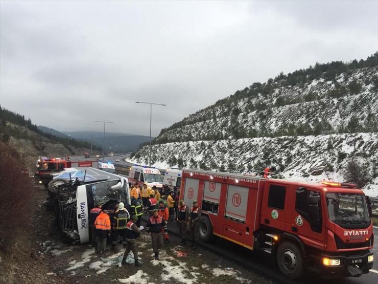 Yolcu otobüsü devrildi: 2 kişi hayatını kaybetti, 20 yaralı