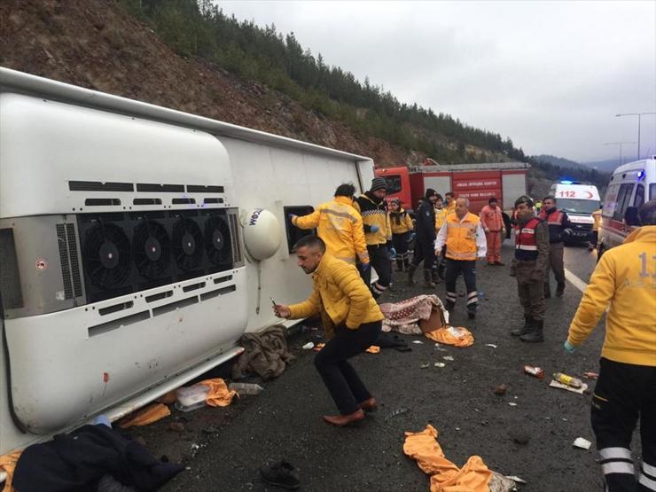 Yolcu otobüsü devrildi: 2 kişi hayatını kaybetti, 20 yaralı