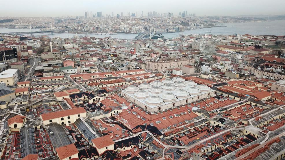 Kapalıçarşının çatısına son kiremitler döşeniyor