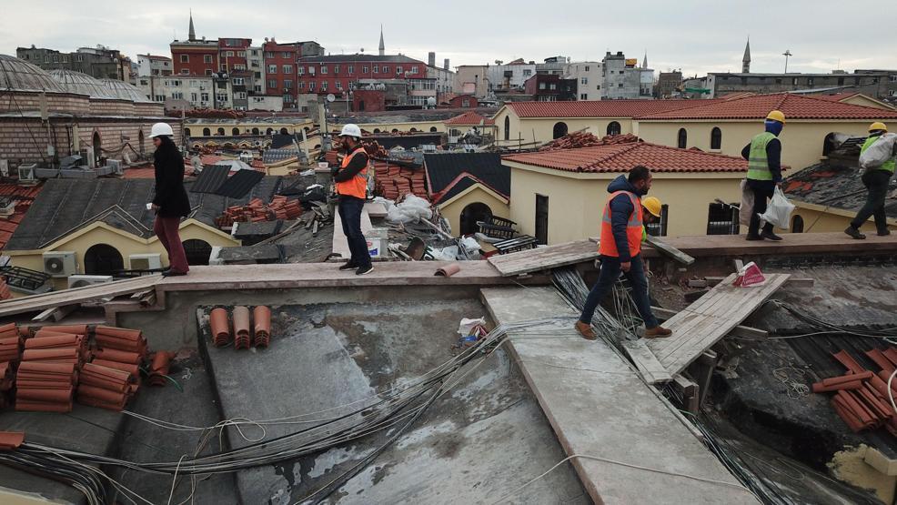 Kapalıçarşının çatısına son kiremitler döşeniyor