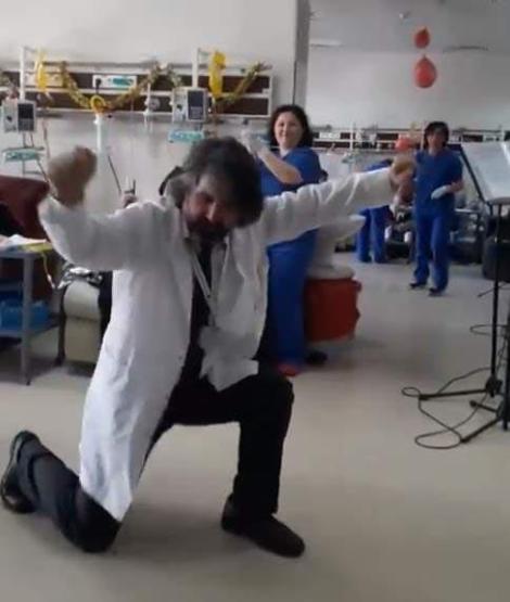 Hastalarla zeybek oynayan doktor konuştu