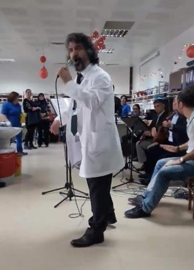 Hastalarla zeybek oynayan doktor konuştu