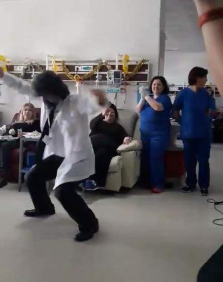 Hastalarla zeybek oynayan doktor konuştu
