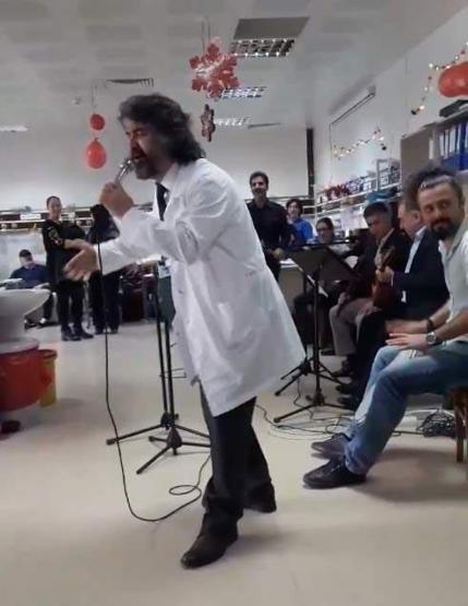 Hastalarla zeybek oynayan doktor konuştu