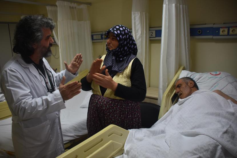 Hastalarla zeybek oynayan doktor konuştu