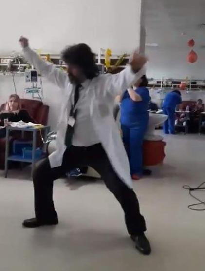 Hastalarla zeybek oynayan doktor konuştu