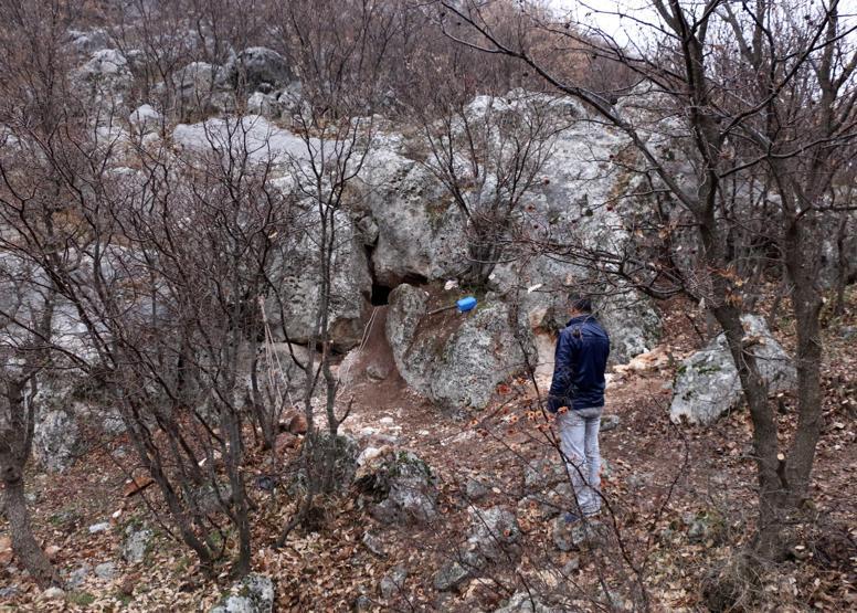 Kirpinin peşinden girdiği kayalıkta sıkışan köpek üç gündür mahsur