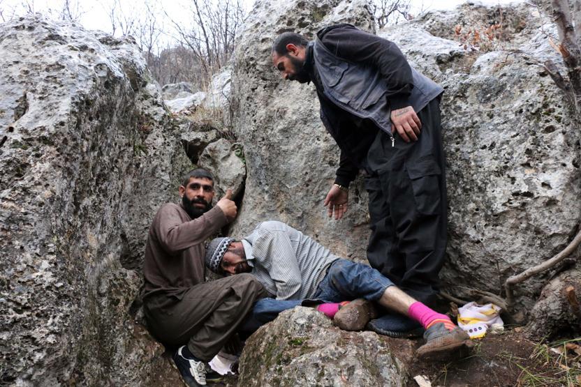 Kirpinin peşinden girdiği kayalıkta sıkışan köpek üç gündür mahsur