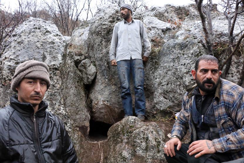 Kirpinin peşinden girdiği kayalıkta sıkışan köpek üç gündür mahsur