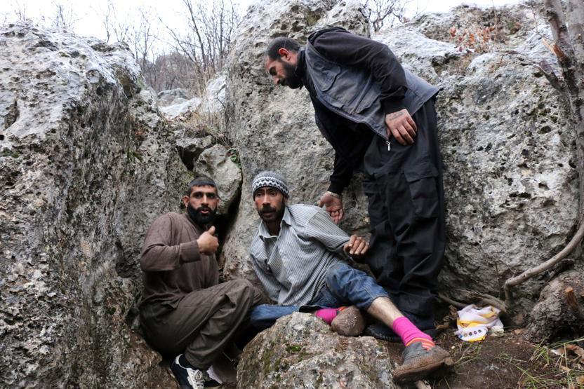 Kirpinin peşinden girdiği kayalıkta sıkışan köpek üç gündür mahsur