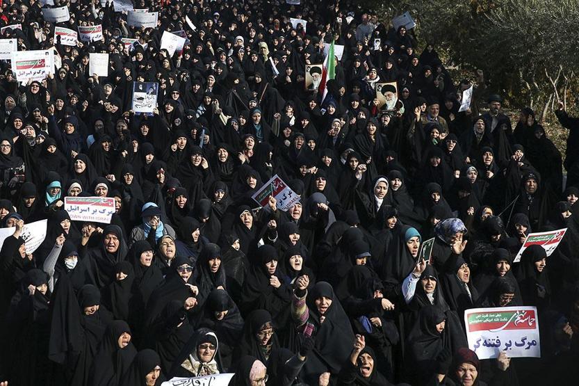 İrandaki protestolarda rejim yanlıları da sokakta