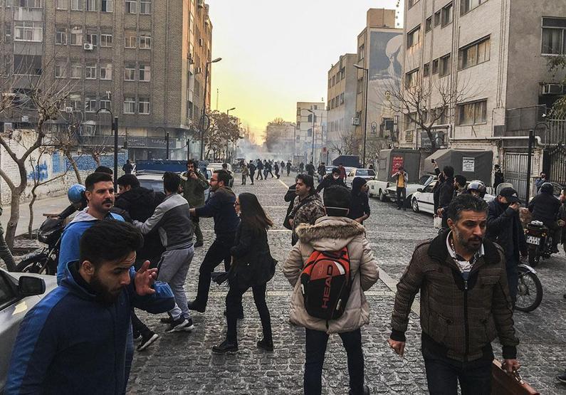 İrandaki protestolarda rejim yanlıları da sokakta