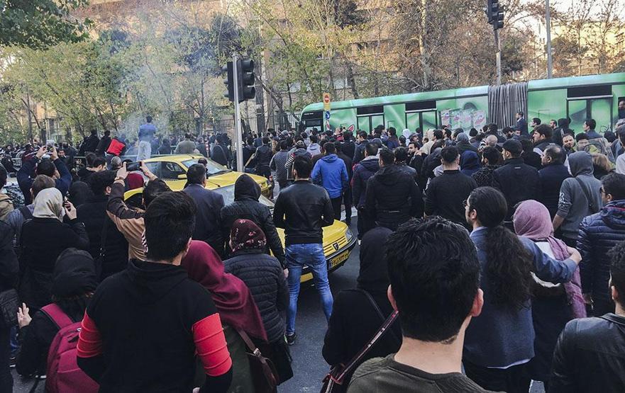 İrandaki protestolarda rejim yanlıları da sokakta