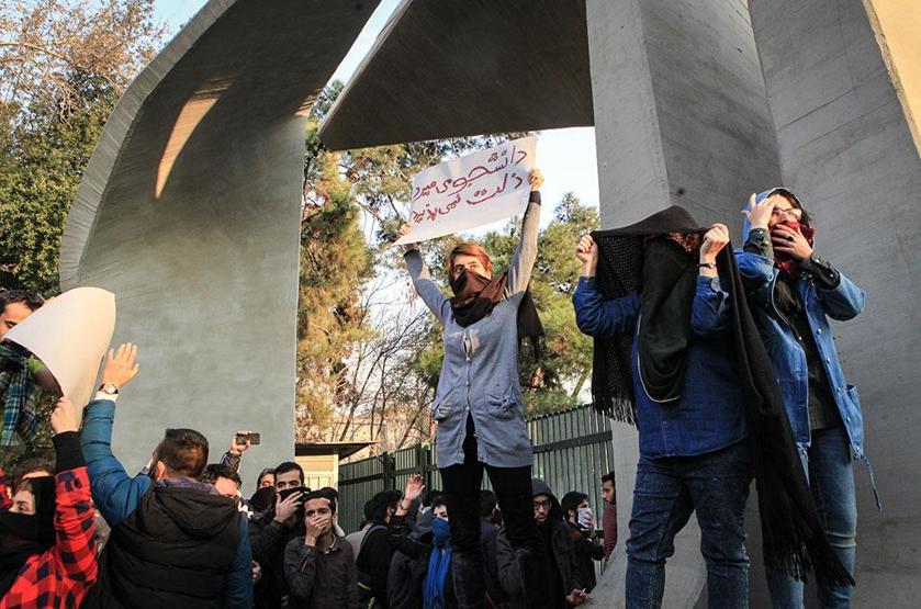 İrandaki protestolarda rejim yanlıları da sokakta