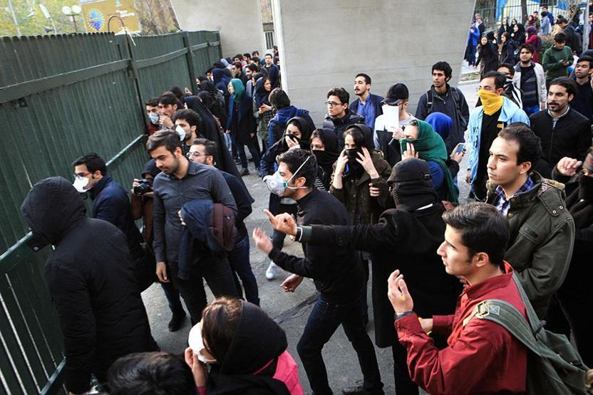 İrandaki protestolarda rejim yanlıları da sokakta