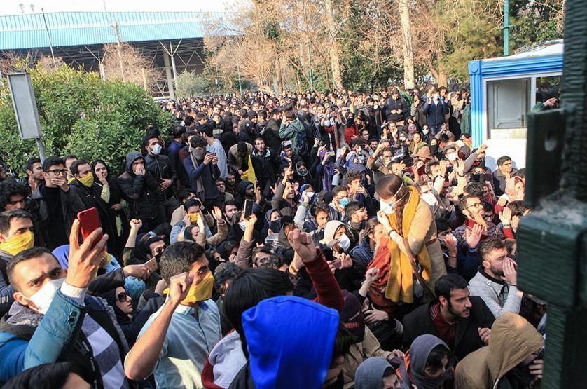 İrandaki protestolarda rejim yanlıları da sokakta