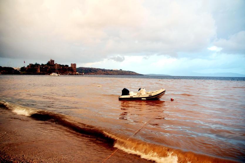 Gözde tatil beldesinde denizin rengi değişti
