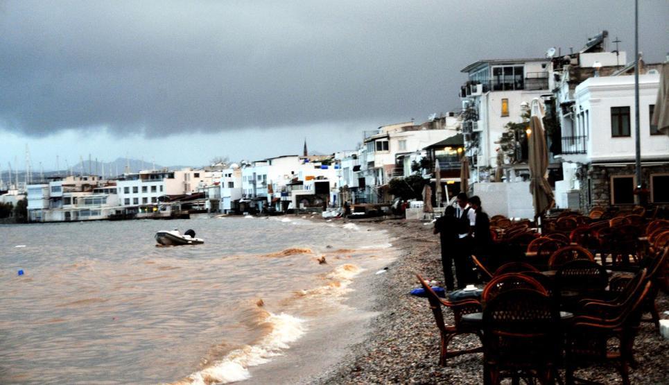 Gözde tatil beldesinde denizin rengi değişti