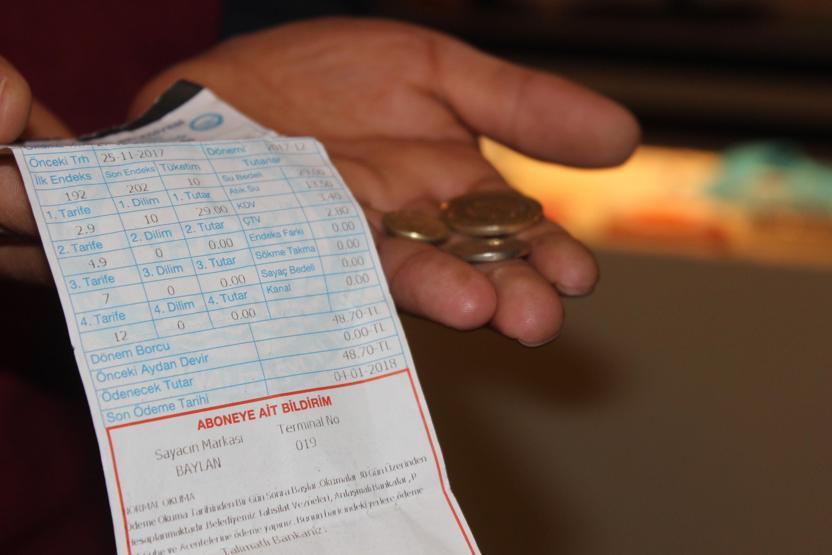 Yolda bulduğu faturayı ödeyen vatandaş Denizlide günün konusu oldu