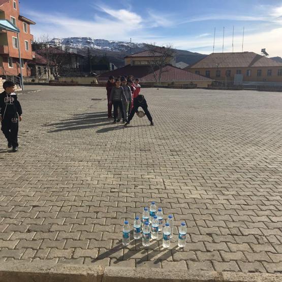 Hozatlı öğrencilerin pet şişelerle bovling keyfi