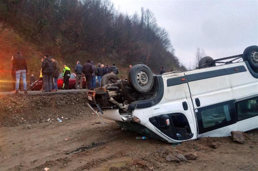 Madencileri taşıyan minibüs şarampole yuvarlandı: 23 yaralı
