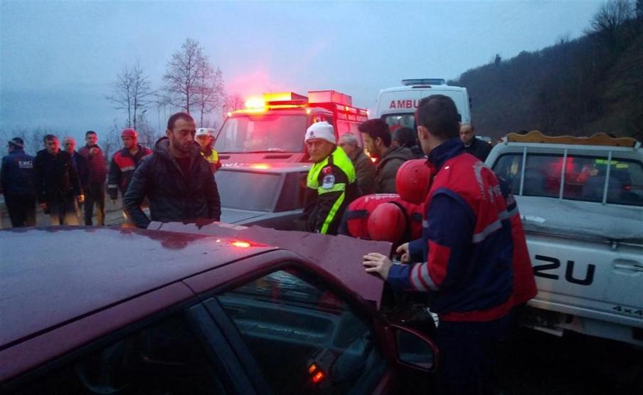 Madencileri taşıyan minibüs şarampole yuvarlandı: 23 yaralı