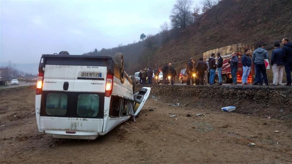 Madencileri taşıyan minibüs şarampole yuvarlandı: 23 yaralı