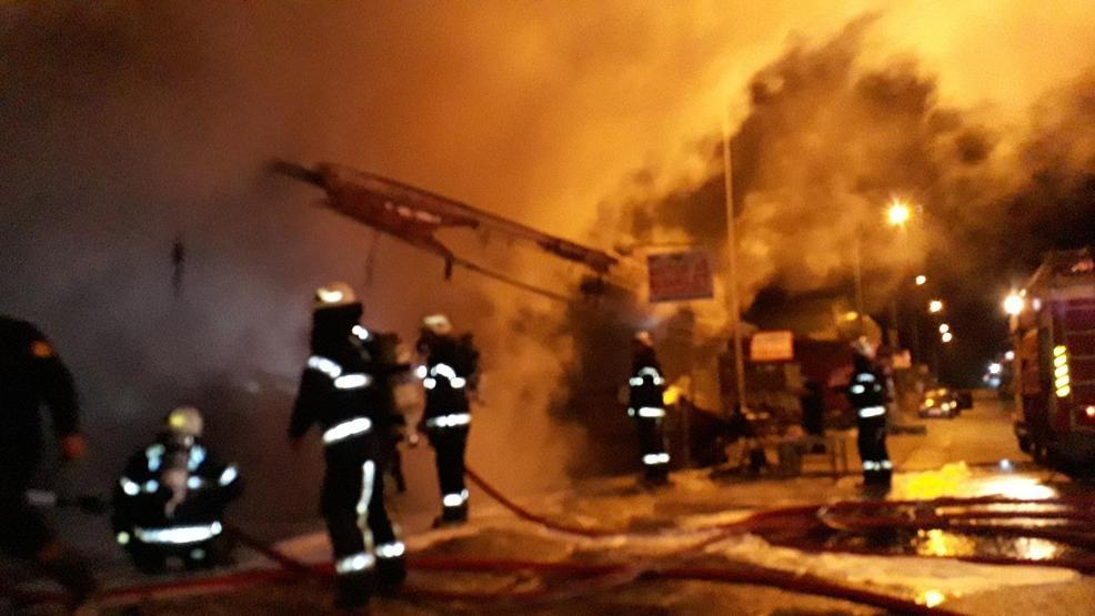 Şarjda bırakıldı, 4 iş yeri ile 1 otomobili yaktı