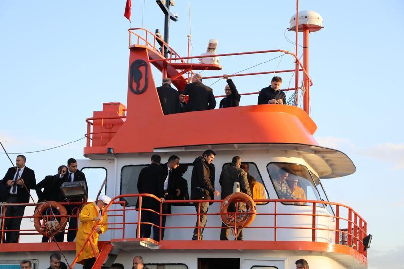 “En fazla 25 kişi binebilir” dedikleri balıkçı teknesine 50nin üzerinde kişi bindirdiler