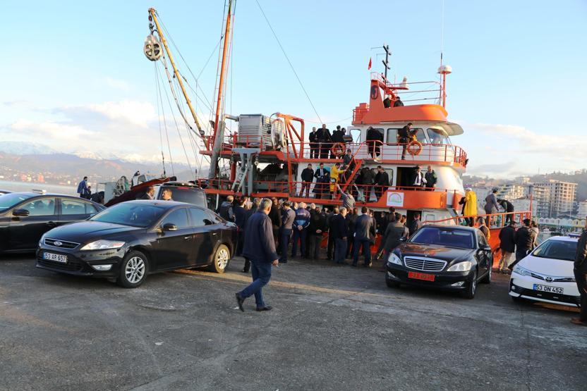 “En fazla 25 kişi binebilir” dedikleri balıkçı teknesine 50nin üzerinde kişi bindirdiler