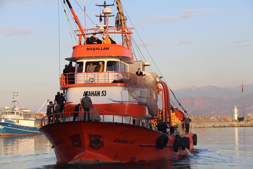“En fazla 25 kişi binebilir” dedikleri balıkçı teknesine 50nin üzerinde kişi bindirdiler