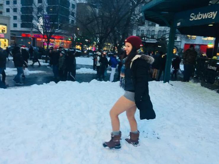 Eksi 10 derecede iç çamaşırları ile gezdiler
