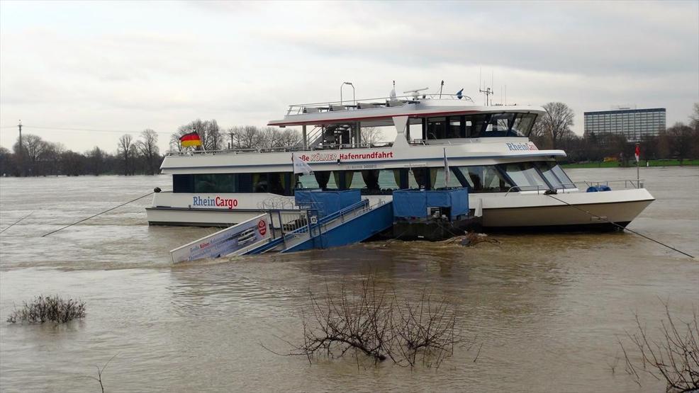 Almanyada Ren Nehri paniği, her saat sular 2 santimetre yükseliyor
