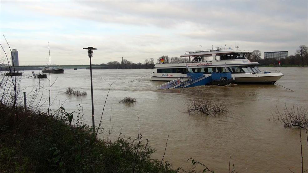 Almanyada Ren Nehri paniği, her saat sular 2 santimetre yükseliyor