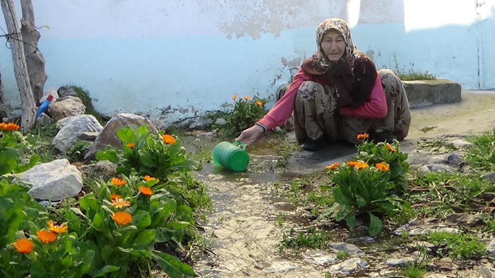 Bu köyün her tarafından yeraltı suyu çıkıyor