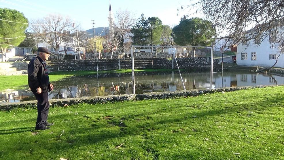 Bu köyün her tarafından yeraltı suyu çıkıyor