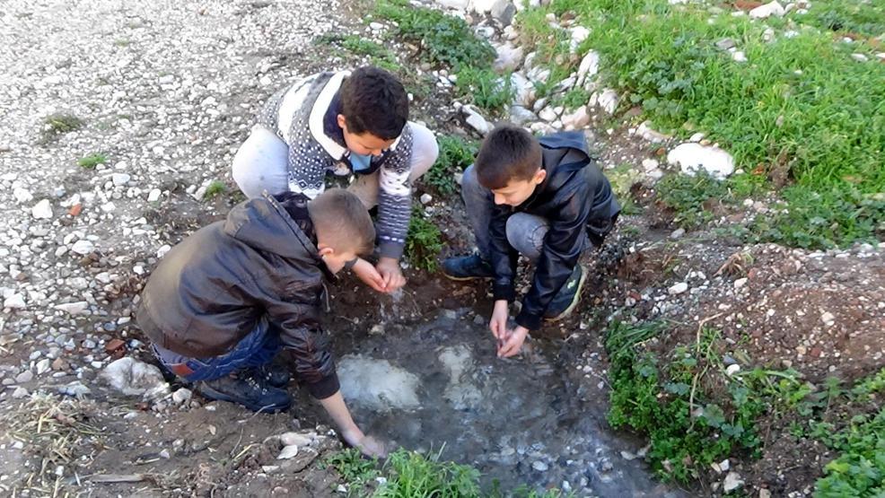Bu köyün her tarafından yeraltı suyu çıkıyor