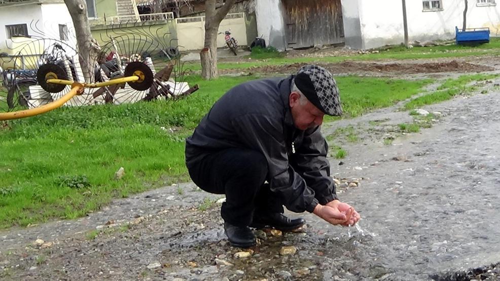 Bu köyün her tarafından yeraltı suyu çıkıyor