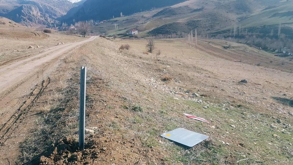 Bu görüntü tepki çekti: Söküp yol kenarına fırlattılar
