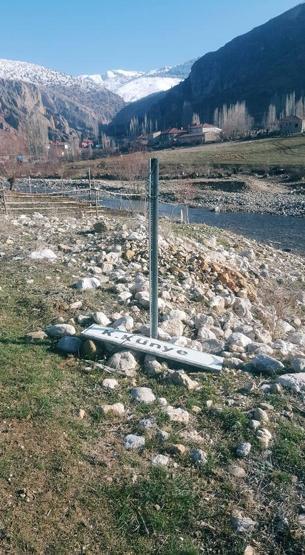 Bu görüntü tepki çekti: Söküp yol kenarına fırlattılar