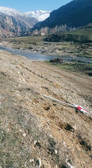 Bu görüntü tepki çekti: Söküp yol kenarına fırlattılar