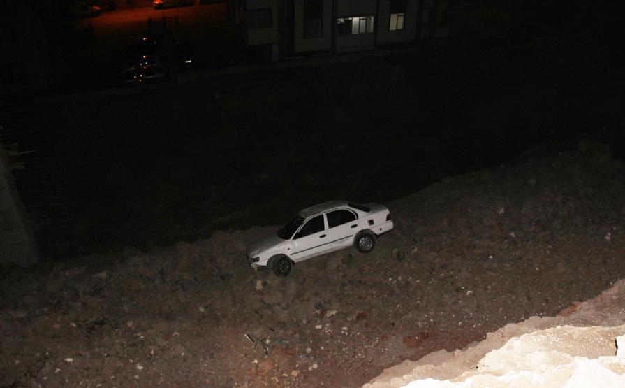 15 metrelik uçuruma yuvarlanan araçtaki 7 kişinin burnu bile kanamadı