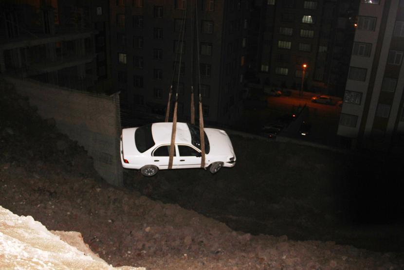 15 metrelik uçuruma yuvarlanan araçtaki 7 kişinin burnu bile kanamadı