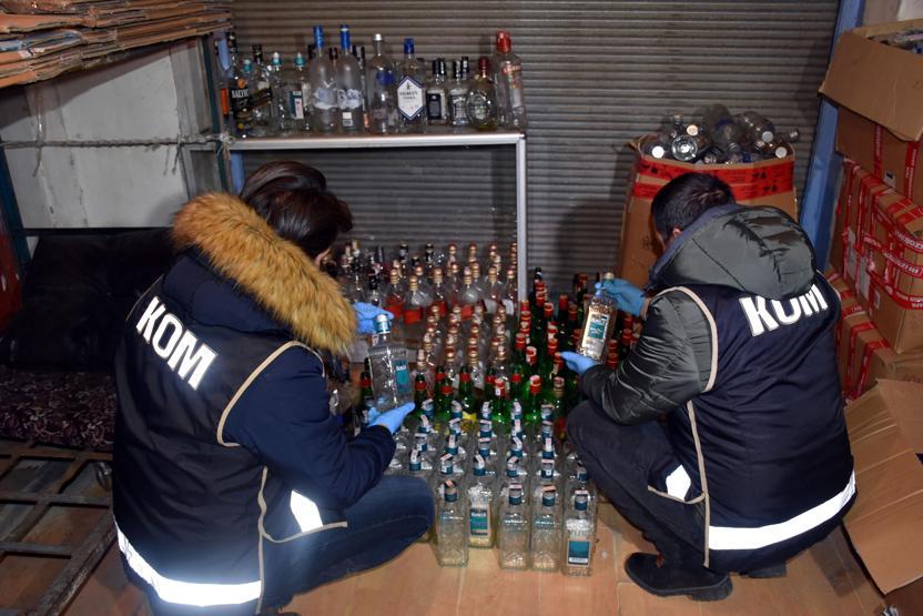 Fatihte aynı sokakta 3 depoya baskın: Yüzlerce litre sahte içki yakalandı