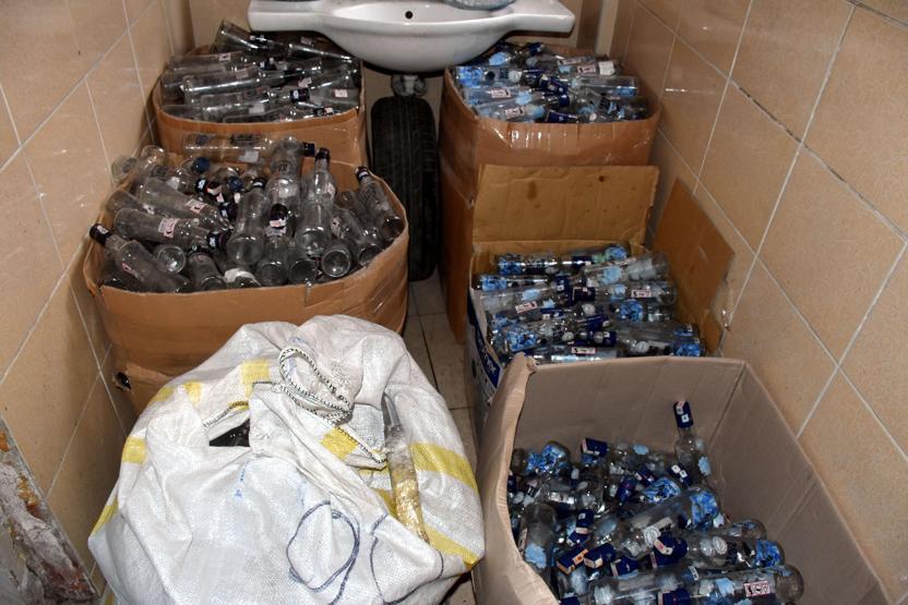 Fatihte aynı sokakta 3 depoya baskın: Yüzlerce litre sahte içki yakalandı