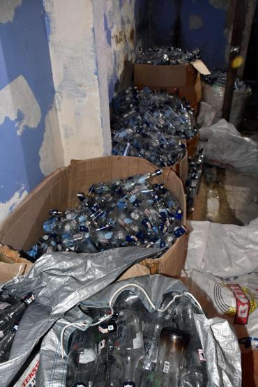 Fatihte aynı sokakta 3 depoya baskın: Yüzlerce litre sahte içki yakalandı
