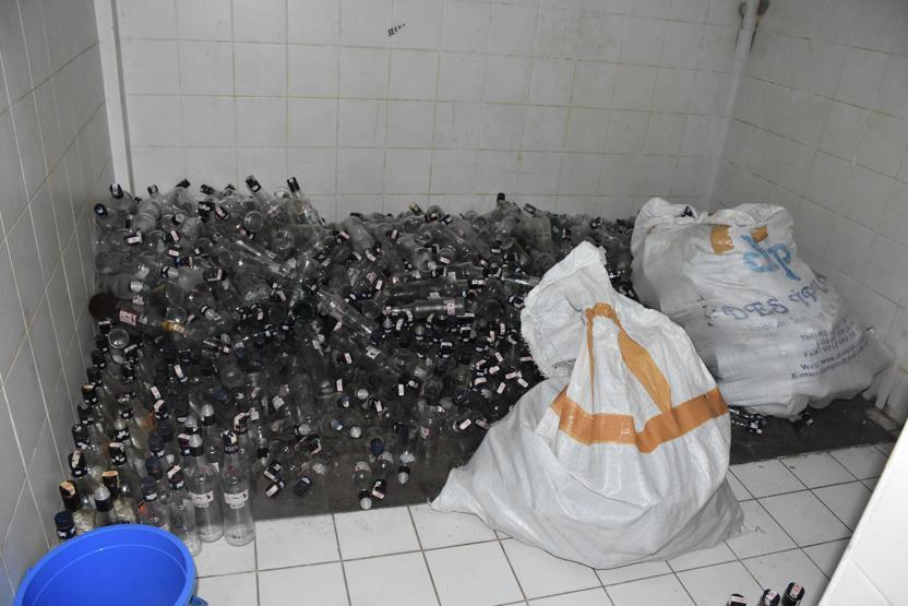 Fatihte aynı sokakta 3 depoya baskın: Yüzlerce litre sahte içki yakalandı