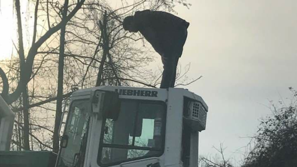 Kepçe operatörü iş makinesinin üstünde namaz kıldı