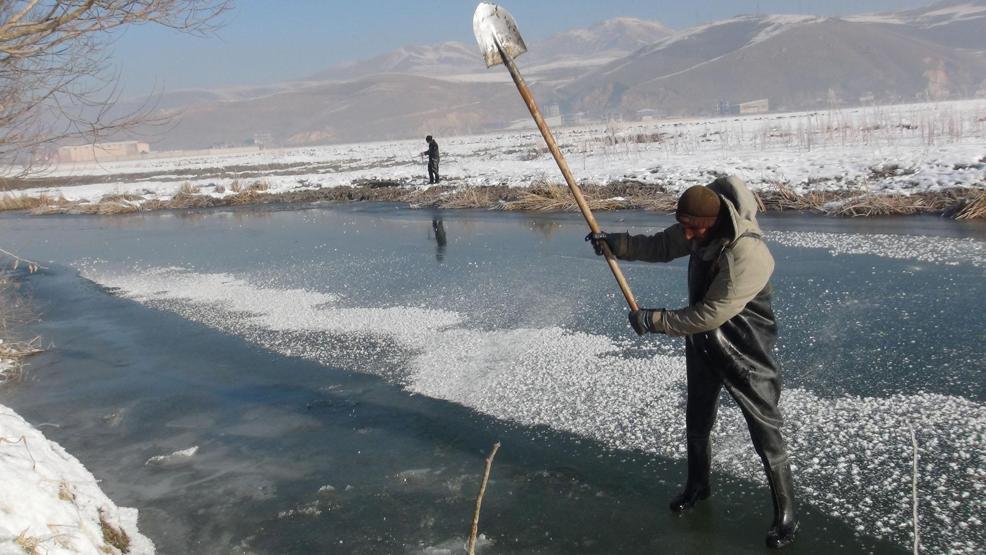 Yüksekovada Eskimo usulü balık avı
